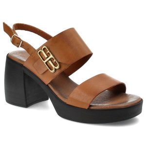 Brązowe Modne Sandały Armodo Stylowe Obuwie Damskie. Brązowe sandały Armodo, bez wzorów, bez obcasa, na obcasie, bez zapięcia. Za 249,00 zł.