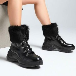 Botki damskie Chebello, naturalna skóra licowa z ocieplanym kołnierzem sznurowaną cholewką i sportową podeszwą o amortyzującym profilu, czarne, 2760-. Czarne botki CheBello, na zimę, bez wzorów, z futra, bez obcasa, bez zapięcia. Za 379,00 zł.