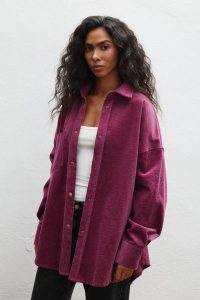 Sztruksowa koszula typu oversize w kolorze VIOLET - GARNET-M/L. Fioletowe koszule Marsala, l, bez wzorów, z bawełny, bez kołnierzyka, bez ramiączek. Za 459,90 zł.