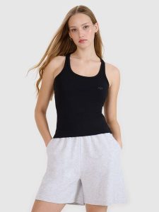 4F Top slim gładki damski - czarny L. Czarne topy 4f, l, bez wzorów, z bawełny, klasyczne, bez kołnierzyka, bez ramiączek. Za 39,99 zł.