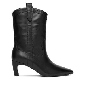 Botki GINO ROSSI. Czarne botki Gino Rossi, bez wzorów, bez obcasa, na słupku, bez zapięcia. Za 499,99 zł.