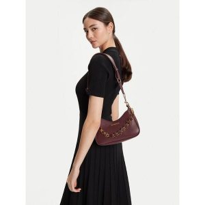 Torebka LOVE MOSCHINO. Czerwone torebki klasyczne LOVE MOSCHINO, bez wzorów, bez dodatków. Za 658,99 zł.