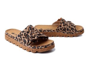 RIEKER V8763-61 beige combination, klapki damskie. Brązowe klapki Rieker, bez wzorów, bez obcasa. Za 289,90 zł.