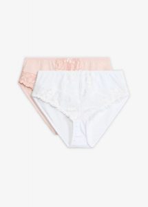 Figi maxi z kwiatową koronką (2 szt.). Brązowe figi bonprix, bez wzorów, z koronki. Za 49,98 zł.