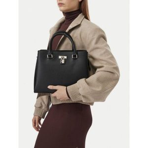 Torebka Nine West. Czarne kuferki Nine West, bez wzorów, bez dodatków. Za 299,99 zł.