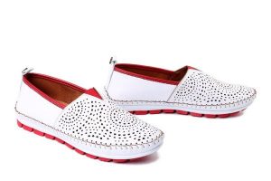 MANITU 840156-03 weiss, półbuty damskie. Białe półbuty Manitu, na lato, w ażurowe wzory, z gumy, bez obcasa, bez zapięcia. Za 237,92 zł.