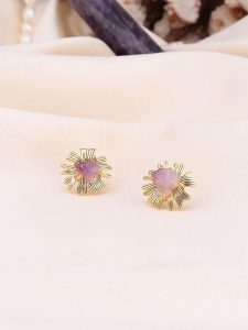 Pierres de Jade Pozłacane kolczyki-wkrętki z ametystami rozmiar: onesize. Różowe kolczyki Pierres de Jade, z ametystem, pozłacane. Za 56,99 zł.