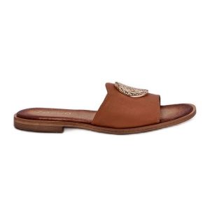 Zazoo 2938 Skórzane Klapki Na Płaskim Obcasie Z Ozdobą Camel brązowe. Brązowe klapki z aplikacjami, ze skóry, bez obcasa, na płaskiej podeszwie. Za 410,07 zł.