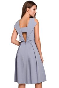 Elegancka rozkloszowana sukienka z dekoltem na plecach szara. Szare sukienki Sukienki.shop, do pracy, m, bez wzorów, biznesowe, bez kołnierzyka, bez ramiączek, midi, rozkloszowane. W wyprzedaży za 237,00 zł.