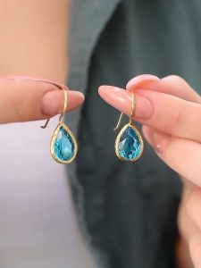 Pierres delicates Pozłacane kolczyki z tygrysim okiem rozmiar: onesize. Niebieskie kolczyki Pierres delicates, pozłacane. Za 39,99 zł.