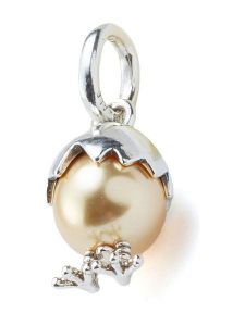 Pandora Srebrna zawieszka z syntetyczną perłą rozmiar: onesize. Brązowe zawieszki Pandora, z perłą, srebrne. Za 204,96 zł.