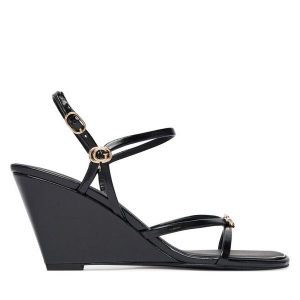Sandały Guess. Czarne sandały Guess, z aplikacjami, bez obcasa, na koturnie, bez zapięcia. Za 494,99 zł.