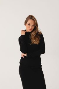 GOLF AGATHA CZARNY M - Flawless. Czarne golfy Flawless, bez wzorów, z dresówki. Za 240,00 zł.
