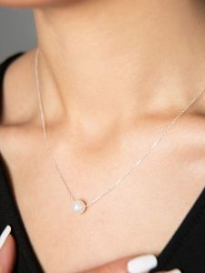 Heliophilia Srebrny naszyjnik - dł. 43 cm rozmiar: onesize. Szare naszyjniki Heliophilia, z perłą, srebrne. Za 69,75 zł.