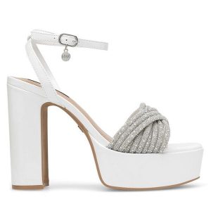 Sandały Nine West. Białe sandały Nine West, bez wzorów, bez obcasa, na słupku, bez zapięcia. Za 179,99 zł.