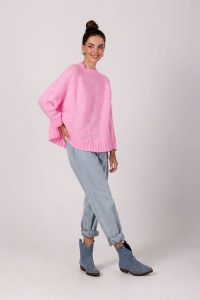 Sweter Oversize z Nietoperzowym Rękawem - Różowy. Czerwone swetry klasyczne MOE, uniwersalny, z materiału, bez kołnierzyka. Za 201,90 zł.