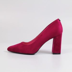 Zamszowe czółenka damskie fuksja na słupku Sergio Leone Pb216. Czerwone czółenka Sergio Leone, bez wzorów, z zamszu, bez obcasa, na słupku, bez zapięcia. Za 169,00 zł.