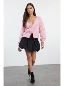 Trendyol Kardigan w kolorze jasnoróżowym rozmiar: L. Różowe kardigany Trendyol, l, bez wzorów, ze splotem, bez ramiączek. Za 86,95 zł.