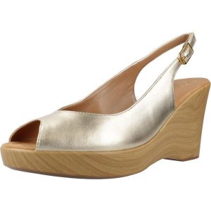 Sandały UNISA RACHEL LMT Złoty. Żółte sandały Unisa, bez wzorów, ze skóry, bez obcasa, bez zapięcia. Za 390,99 zł.