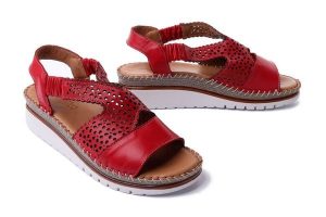 MANITU 910213-04 rot, sandały damskie. Czerwone sandały Manitu, w ażurowe wzory, ze skóry, bez obcasa, na koturnie, bez zapięcia. Za 284,90 zł.
