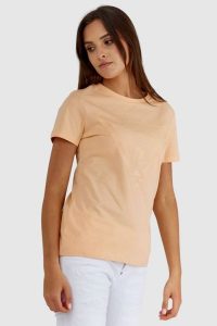GUESS Brzoskwiniowy t-shirt damski z trójkątnym logo. Brązowe paski Guess, s, z aplikacjami, bez kołnierzyka, bez ramiączek. W wyprzedaży za 119,99 zł.