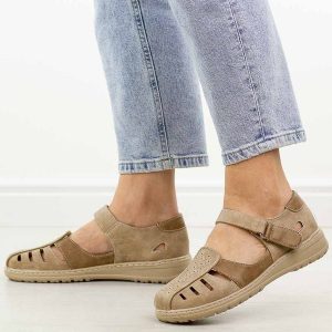 Beżowe zakryte sandały damskie Unisoft 9955. Brązowe sandały Jezzi, bez wzorów, ze skóry, z okrągłym noskiem, bez obcasa, na płaskiej podeszwie, bez zapięcia. Za 149,00 zł.