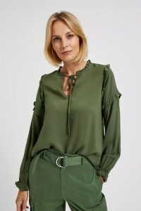 Koszula z falbanami na rękawach i wiązaniem na dekolcie khaki. Brązowe koszule MOODO, bez wzorów, bez kołnierzyka, bez ramiączek. W wyprzedaży za 19,99 zł.