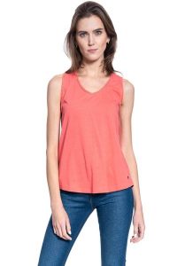 DAMSKI T-SHIRT MUSTANG ALMA V LIEN 1009483 8204. T-shirty Mustang, s, bez wzorów, bez kołnierzyka, bez ramiączek. W wyprzedaży za 39,99 zł.