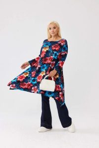 Asymetryczna tunika w hibiskusy OVERSIZE PLUS SIZE XXL JESIEŃ. Czerwone tuniki Moda Size Plus Iwanek, na co dzień, na jesień, l, bez wzorów, z bawełny, eleganckie, z asymetrycznym kołnierzem, plus size, bez ramiączek. Za 179,90 zł.