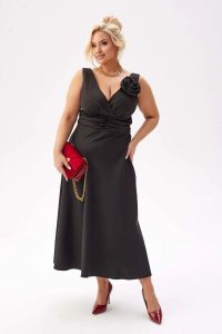 Elegancka sukienka Anna na wesele w czarnym kolorze PLUS SIZE XXL. Czarne sukienki Moda Size Plus Iwanek, na imprezę, plus size, z aplikacjami, z elastanu, eleganckie, bez kołnierzyka, plus size, bez ramiączek, midi, kopertowe. Za 369,90 zł.