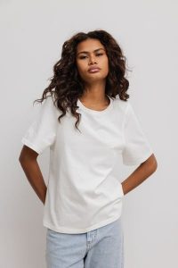 Damski T-Shirt w kolorze ECRU - CAMAS-S/M. T-shirty Marsala, m, bez wzorów, z bawełny, bez kołnierzyka, bez ramiączek. Za 159,90 zł.