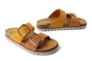 DR. BRINKMANN 700683-06 gelb, klapki damskie. Żółte klapki Dr. Brinkmann, bez wzorów, ze skóry, bez obcasa. Za 297,42 zł.