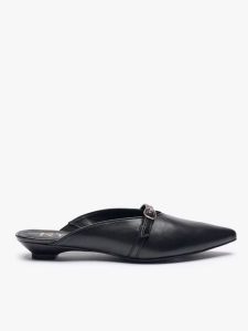 Czarne mule z paskiem na miniobcasie. Czarne czółenka Ryłko, bez wzorów, ze skóry, bez obcasa, na obcasie, bez zapięcia. Za 379,99 zł.