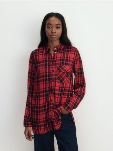 Koszula w kratę z wiskozy - czerwony. Czerwone koszule Reserved, l, bez wzorów, z wiskozy, bez kołnierzyka, bez ramiączek. W wyprzedaży za 79,99 zł.