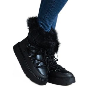 Czarne ocieplane śniegowce damskie z futerkiem. Czarne buty zimowe z materiału, z okrągłym noskiem, za kostkę, bez obcasa, bez zapięcia. Za 95,05 zł.