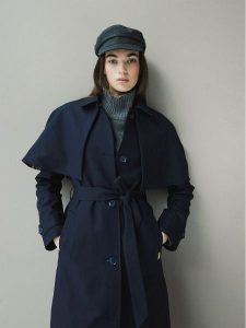 Hunter Trencz Keltie HARW0014251 Granatowy Regular Fit. Niebieskie płaszcze Hunter, m, bez wzorów, z bawełny, bez kaptura. Za 769,99 zł.