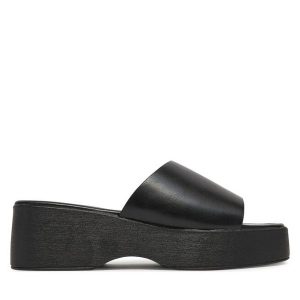 Klapki DeeZee. Czarne klapki DeeZee, bez wzorów, bez obcasa. Za 119,99 zł.