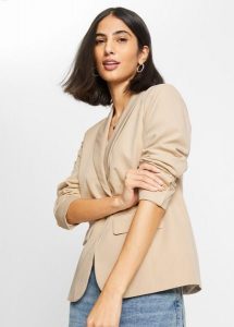 Żakiet z ozdobnym guzikiem. Brązowe marynarki i żakiety bonprix, bez wzorów, eleganckie. Za 179,99 zł.