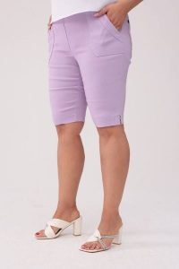 Komfortowe lawendowe spodnie bermudy PLUS SIZE XXL OVERSIZE. Fioletowe spódnice Nasi partnerzy, plus size, bez wzorów, z elastanu, plus size, mini. W wyprzedaży za 85,90 zł.