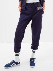 Gap Spodnie dresowe 463492-00 Granatowy Regular Fit. Niebieskie spodnie dresowe GAP, xxs, bez wzorów, z bawełny. Za 129,99 zł.