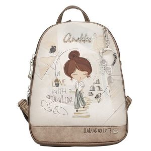 Plecak damski Anekke, z dekoracyjnym nadrukiem i metalowym logo zapinany na zamek z wygodnymi szelkami oraz ozdobnym brelokiem, beżowy, 42805-044. Brązowe plecaki Anekke. Za 419,00 zł.