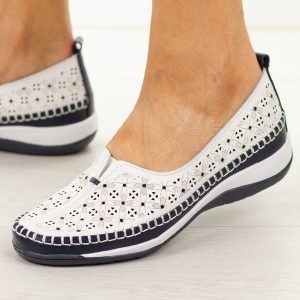 Białe ażurowe skórzane półbuty damskie Cambell 40336. Białe półbuty Cambell, na lato, w ażurowe wzory, z jeansu, z okrągłym noskiem, bez obcasa, bez zapięcia. Za 179,00 zł.