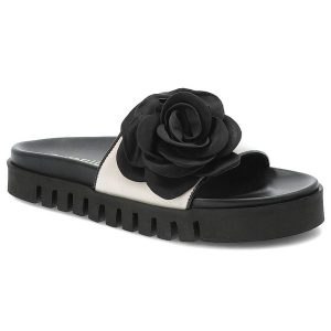 Klapki damskie Chebello, skórzane na platformie z ozdobnym kwiatem, beżowe, 4739-513. Brązowe klapki CheBello, z aplikacjami, bez obcasa, na platformie. Za 429,00 zł.