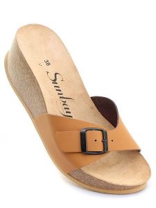 Sunbay Klapki "Lotus" w kolorze jasnobrązowym rozmiar: 41. Brązowe klapki Sunbay, bez wzorów, z otwartym noskiem, bez obcasa, na koturnie. Za 166,95 zł.