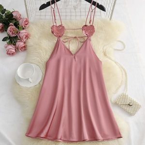 Koszulka nocna z serduszkami i regulowanymi ramiączkami Viorina. Czerwone koszule nocne Intica, bez wzorów, bez ramiączek. Za 119,00 zł.