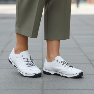 Półbuty damskie Rieker, cholewka skóra naturalna klasyczne sznurowanie i lekka elastyczna podeszwa zapewniają komfort, białe, 55901-80. Białe półbuty Rieker, bez wzorów, z jeansu, bez obcasa, bez zapięcia. Za 314,90 zł.