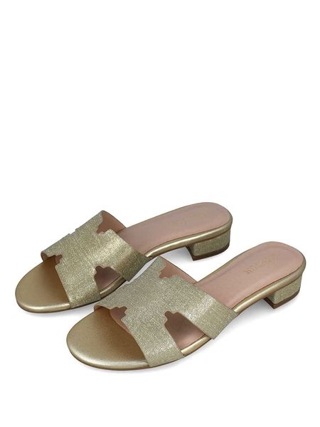 Menbur Klapki w kolorze złotym rozmiar: 37. Żółte klapki Menbur, bez wzorów, z otwartym noskiem, bez obcasa. Za 105,14 zł.