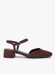 Ciemnobrązowe czółenka slingback na niskim słupku. Brązowe czółenka Ryłko, bez wzorów, ze skóry, z okrągłym noskiem, bez obcasa, na słupku, bez zapięcia. Za 379,99 zł.