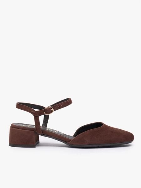 Ciemnobrązowe czółenka slingback na niskim słupku. Brązowe czółenka Ryłko, bez wzorów, ze skóry, z okrągłym noskiem, bez obcasa, na słupku, bez zapięcia. Za 379,99 zł.