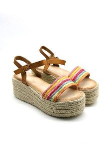 Bellucci Sandały w kolorze jasnobrązowym ze wzorem rozmiar: 37. Brązowe sandały Bellucci, bez wzorów, z otwartym noskiem, bez obcasa, na koturnie, bez zapięcia. Za 100,99 zł.